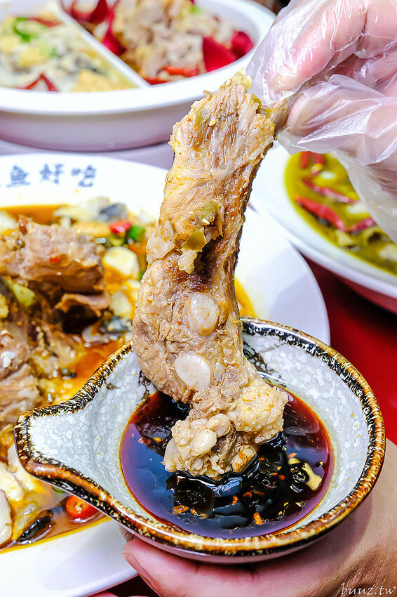 巨無霸青花椒魚鍋配上2斤大骨肉，鮮麻香辣一鍋兩吃，江小魚酸菜魚鍋也能做成澎湃鴛鴦鍋！