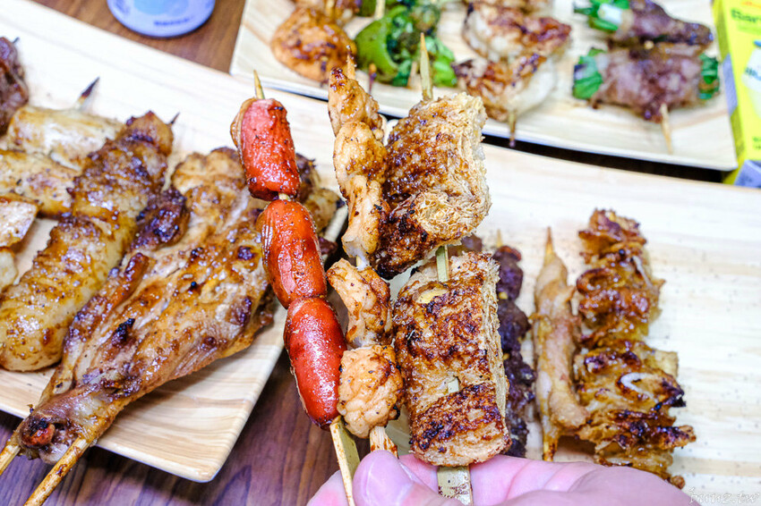 招牌秘醬配椒鹽真涮嘴,人氣柒串燒屋有高評價,玻璃櫃擺滿食材,大推豆皮、甜不辣!