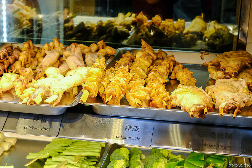 招牌秘醬配椒鹽真涮嘴,人氣柒串燒屋有高評價,玻璃櫃擺滿食材,大推豆皮、甜不辣!