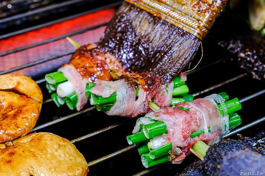 招牌秘醬配椒鹽真涮嘴,人氣柒串燒屋有高評價,玻璃櫃擺滿食材,大推豆皮、甜不辣!