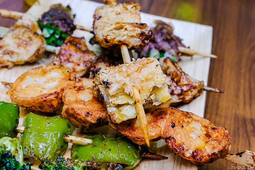 招牌秘醬配椒鹽真涮嘴,人氣柒串燒屋有高評價,玻璃櫃擺滿食材,大推豆皮、甜不辣!