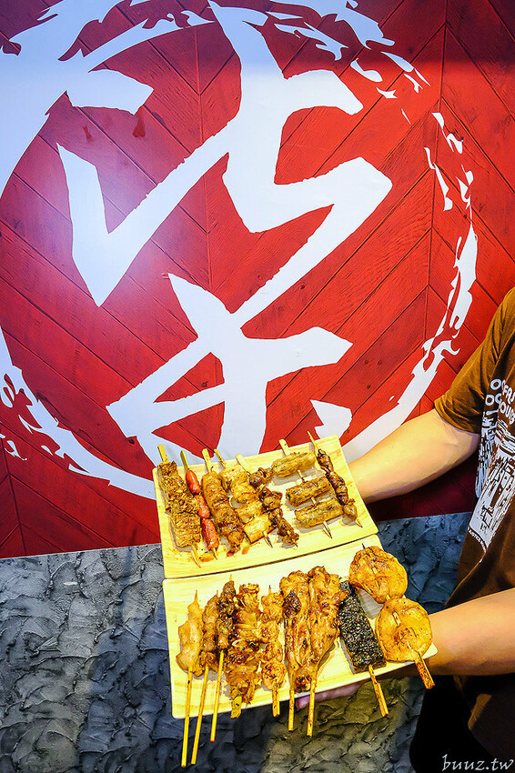 招牌秘醬配椒鹽真涮嘴,人氣柒串燒屋有高評價,玻璃櫃擺滿食材,大推豆皮、甜不辣!