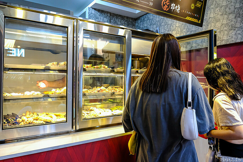 招牌秘醬配椒鹽真涮嘴,人氣柒串燒屋有高評價,玻璃櫃擺滿食材,大推豆皮、甜不辣!