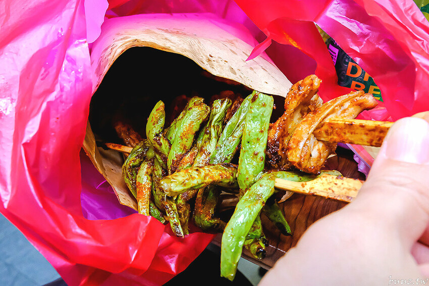 招牌秘醬配椒鹽真涮嘴,人氣柒串燒屋有高評價,玻璃櫃擺滿食材,大推豆皮、甜不辣!