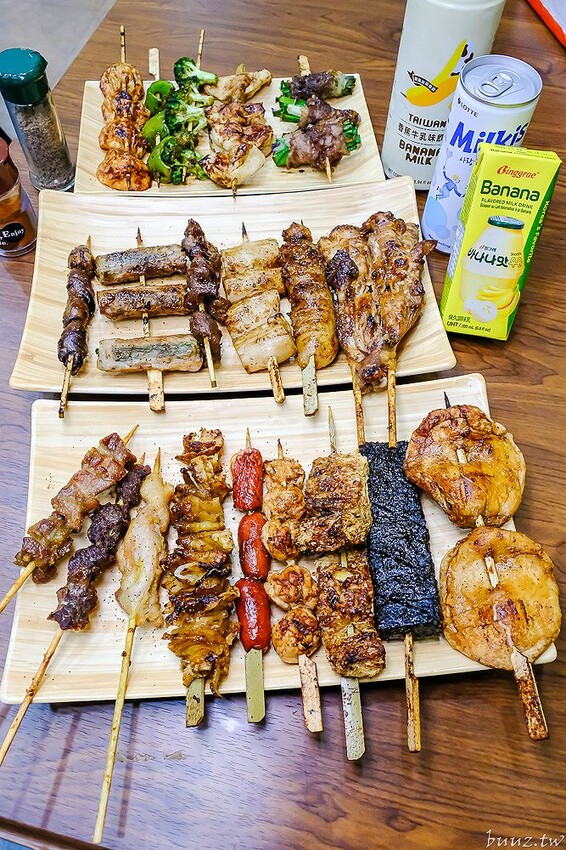 招牌秘醬配椒鹽真涮嘴,人氣柒串燒屋有高評價,玻璃櫃擺滿食材,大推豆皮、甜不辣!