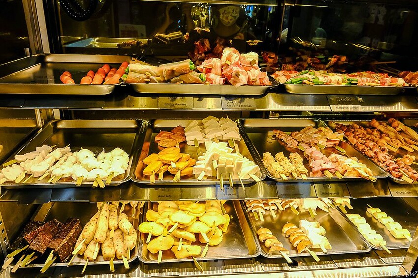 招牌秘醬配椒鹽真涮嘴,人氣柒串燒屋有高評價,玻璃櫃擺滿食材,大推豆皮、甜不辣!