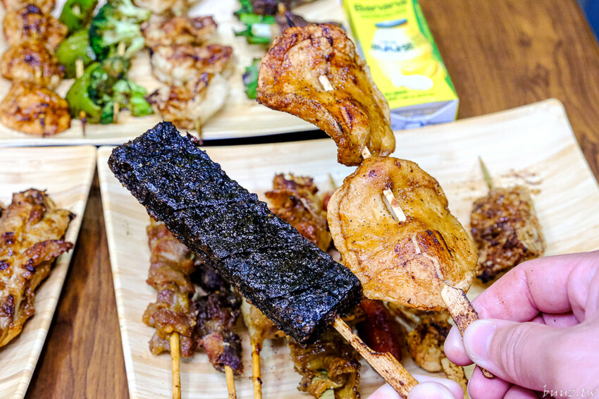 招牌秘醬配椒鹽真涮嘴,人氣柒串燒屋有高評價,玻璃櫃擺滿食材,大推豆皮、甜不辣!