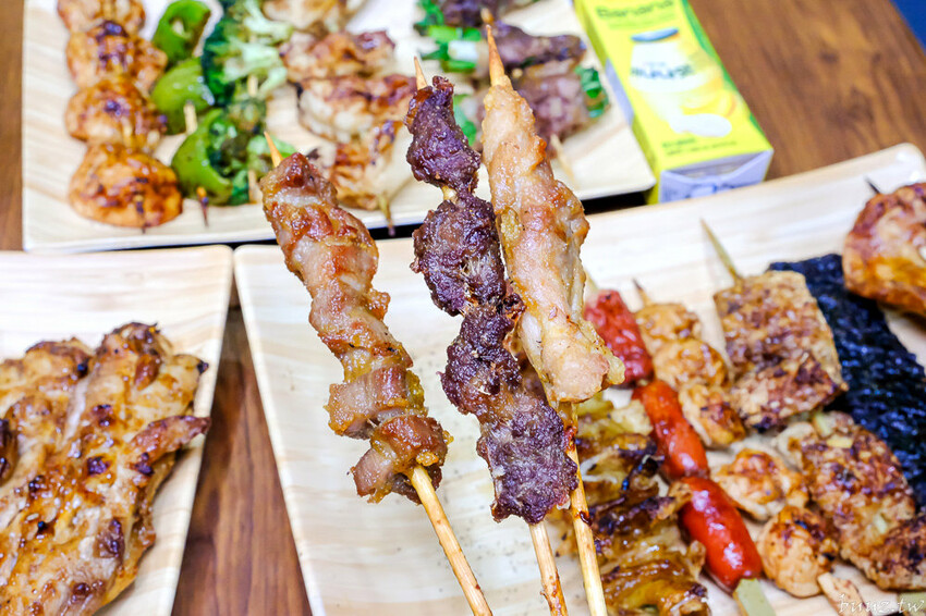 招牌秘醬配椒鹽真涮嘴,人氣柒串燒屋有高評價,玻璃櫃擺滿食材,大推豆皮、甜不辣!