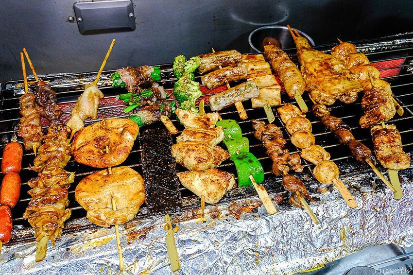 招牌秘醬配椒鹽真涮嘴,人氣柒串燒屋有高評價,玻璃櫃擺滿食材,大推豆皮、甜不辣!