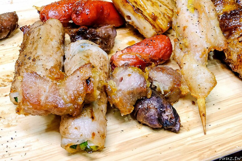 招牌秘醬配椒鹽真涮嘴,人氣柒串燒屋有高評價,玻璃櫃擺滿食材,大推豆皮、甜不辣!