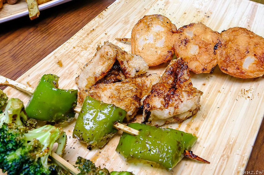 招牌秘醬配椒鹽真涮嘴,人氣柒串燒屋有高評價,玻璃櫃擺滿食材,大推豆皮、甜不辣!