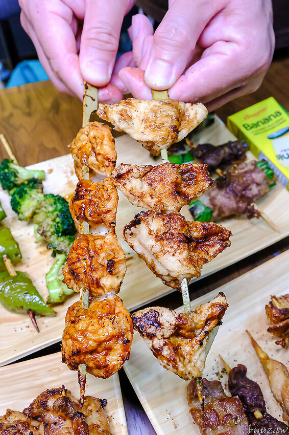 招牌秘醬配椒鹽真涮嘴,人氣柒串燒屋有高評價,玻璃櫃擺滿食材,大推豆皮、甜不辣!