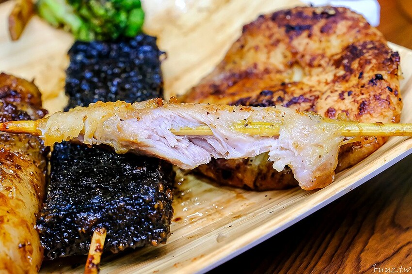 招牌秘醬配椒鹽真涮嘴,人氣柒串燒屋有高評價,玻璃櫃擺滿食材,大推豆皮、甜不辣!