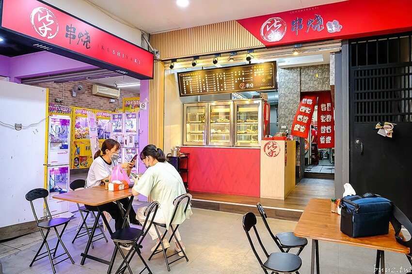 招牌秘醬配椒鹽真涮嘴,人氣柒串燒屋有高評價,玻璃櫃擺滿食材,大推豆皮、甜不辣!