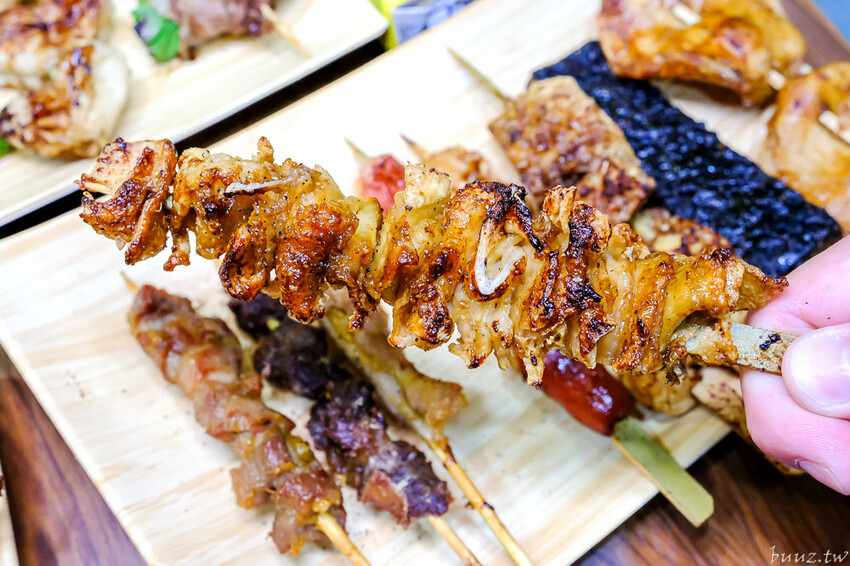 招牌秘醬配椒鹽真涮嘴,人氣柒串燒屋有高評價,玻璃櫃擺滿食材,大推豆皮、甜不辣!