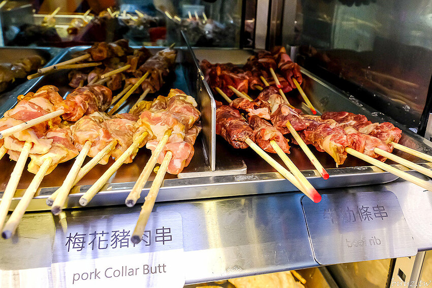 招牌秘醬配椒鹽真涮嘴,人氣柒串燒屋有高評價,玻璃櫃擺滿食材,大推豆皮、甜不辣!