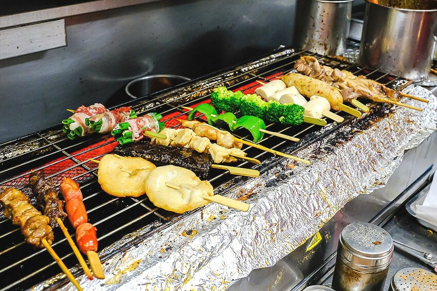 招牌秘醬配椒鹽真涮嘴,人氣柒串燒屋有高評價,玻璃櫃擺滿食材,大推豆皮、甜不辣!