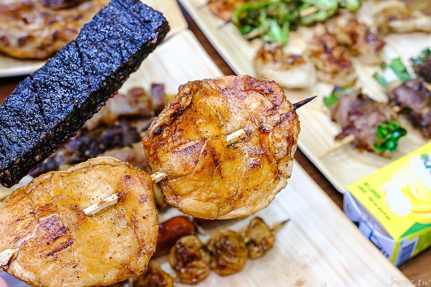 招牌秘醬配椒鹽真涮嘴,人氣柒串燒屋有高評價,玻璃櫃擺滿食材,大推豆皮、甜不辣!