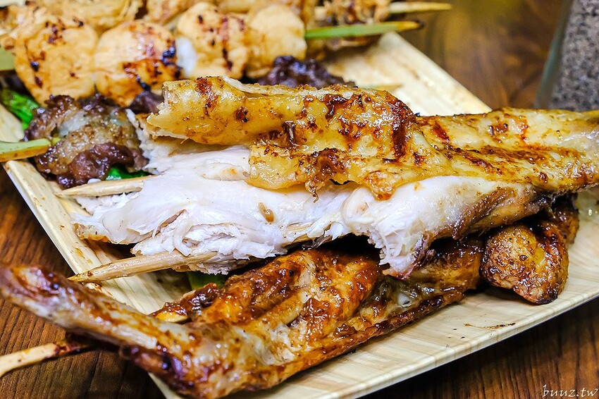 招牌秘醬配椒鹽真涮嘴,人氣柒串燒屋有高評價,玻璃櫃擺滿食材,大推豆皮、甜不辣!