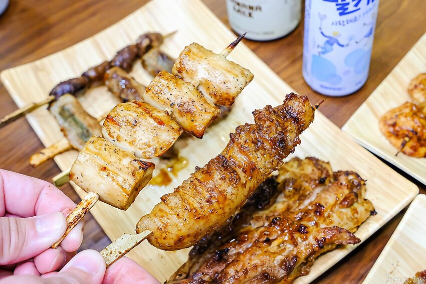 招牌秘醬配椒鹽真涮嘴,人氣柒串燒屋有高評價,玻璃櫃擺滿食材,大推豆皮、甜不辣!