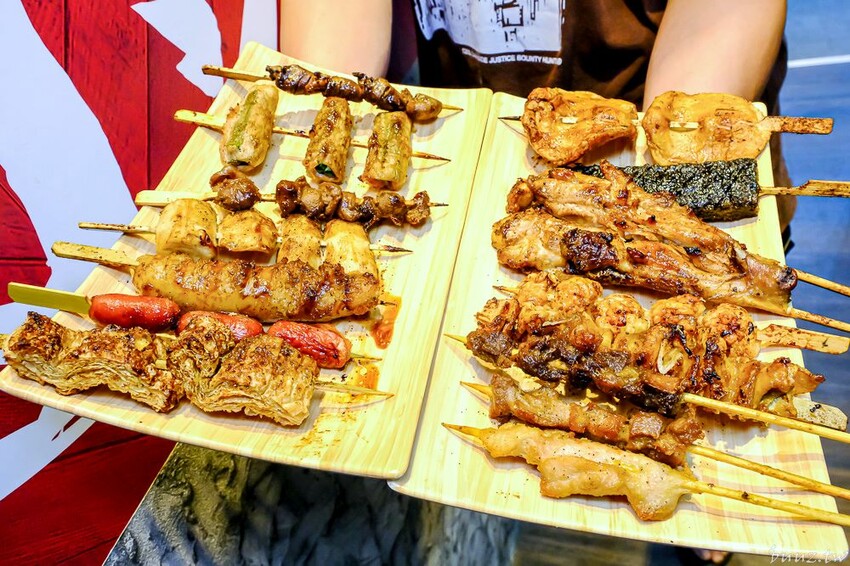 招牌秘醬配椒鹽真涮嘴,人氣柒串燒屋有高評價,玻璃櫃擺滿食材,大推豆皮、甜不辣!