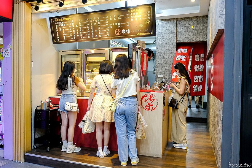 招牌秘醬配椒鹽真涮嘴,人氣柒串燒屋有高評價,玻璃櫃擺滿食材,大推豆皮、甜不辣!