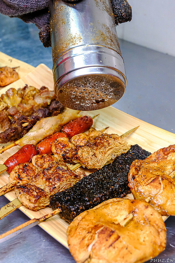 招牌秘醬配椒鹽真涮嘴,人氣柒串燒屋有高評價,玻璃櫃擺滿食材,大推豆皮、甜不辣!