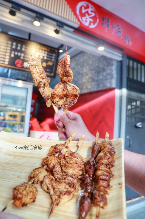 台中柒串燒逢甲店｜台中烤肉推薦台中逢甲必吃串燒，獨門醬汁專人烤肉免沾手.最低19元起，近逢甲美食商圈 - Kiwi 樂活食旅