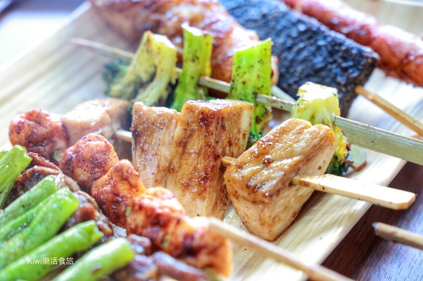 台中柒串燒逢甲店｜台中烤肉推薦台中逢甲必吃串燒，獨門醬汁專人烤肉免沾手.最低19元起，近逢甲美食商圈 - Kiwi 樂活食旅