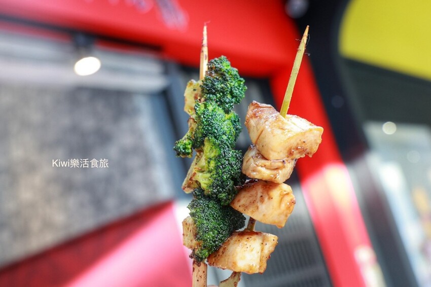 台中柒串燒逢甲店｜台中烤肉推薦台中逢甲必吃串燒，獨門醬汁專人烤肉免沾手.最低19元起，近逢甲美食商圈 - Kiwi 樂活食旅