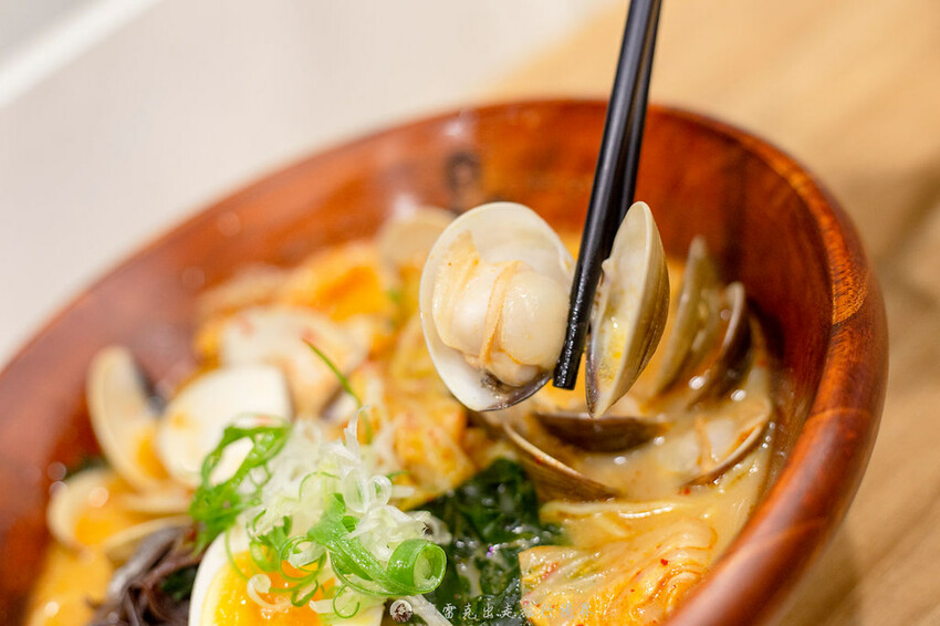 越晚人越多的深夜拉麵店，大推沒在滿滿都是肉的牛小排拉麵，都是現點現炙燒｜布雷克出走旅行視界