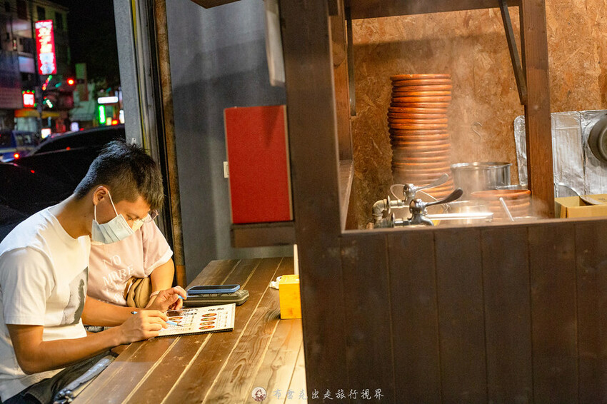 越晚人越多的深夜拉麵店，大推沒在滿滿都是肉的牛小排拉麵，都是現點現炙燒｜布雷克出走旅行視界