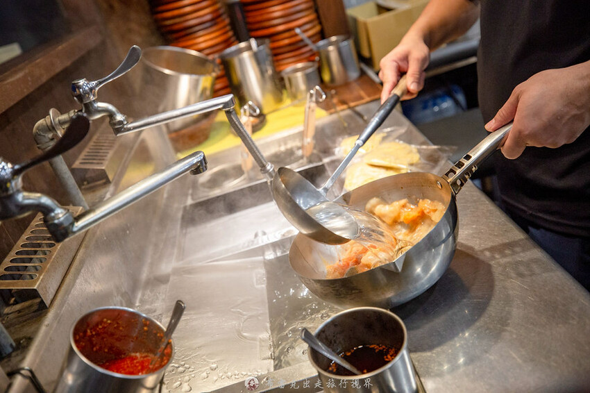 越晚人越多的深夜拉麵店，大推沒在滿滿都是肉的牛小排拉麵，都是現點現炙燒｜布雷克出走旅行視界