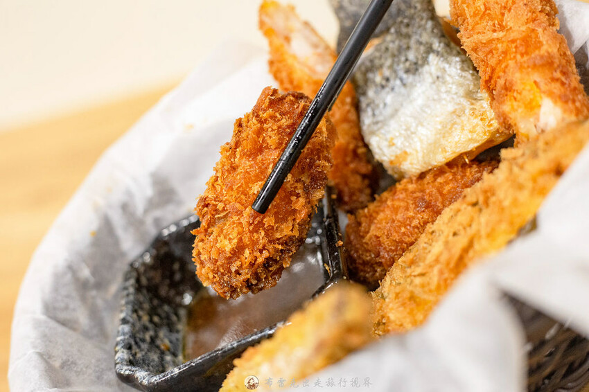 越晚人越多的深夜拉麵店，大推沒在滿滿都是肉的牛小排拉麵，都是現點現炙燒｜布雷克出走旅行視界