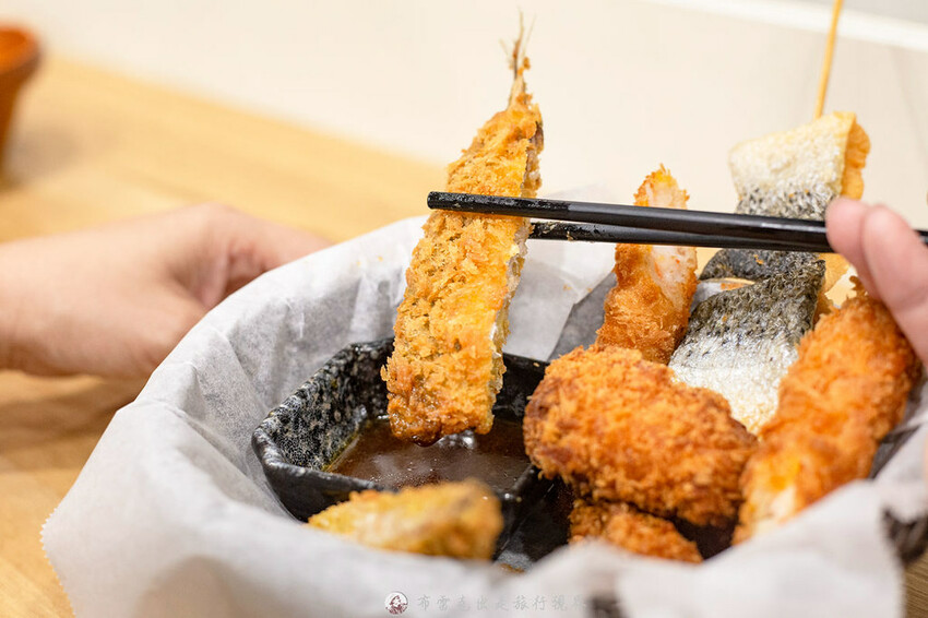 越晚人越多的深夜拉麵店，大推沒在滿滿都是肉的牛小排拉麵，都是現點現炙燒｜布雷克出走旅行視界