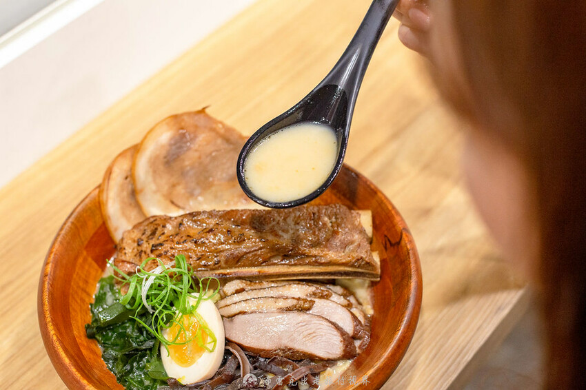 越晚人越多的深夜拉麵店，大推沒在滿滿都是肉的牛小排拉麵，都是現點現炙燒｜布雷克出走旅行視界