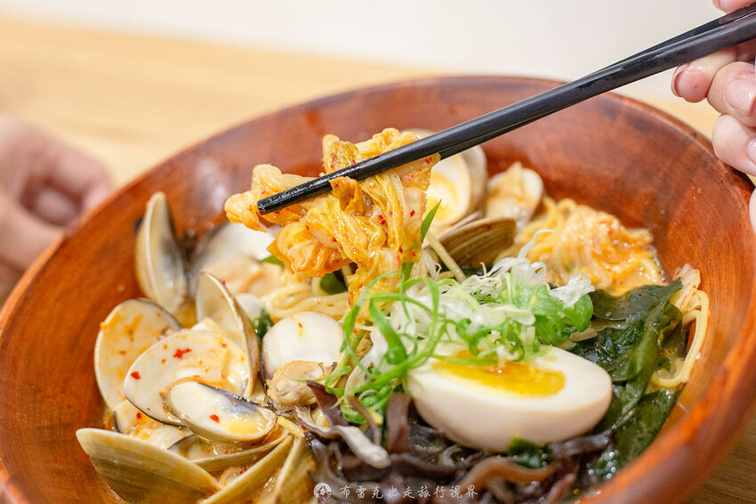 越晚人越多的深夜拉麵店，大推沒在滿滿都是肉的牛小排拉麵，都是現點現炙燒｜布雷克出走旅行視界