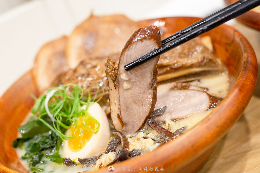 越晚人越多的深夜拉麵店，大推沒在滿滿都是肉的牛小排拉麵，都是現點現炙燒｜布雷克出走旅行視界