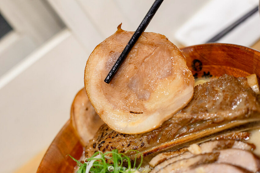 越晚人越多的深夜拉麵店，大推沒在滿滿都是肉的牛小排拉麵，都是現點現炙燒｜布雷克出走旅行視界