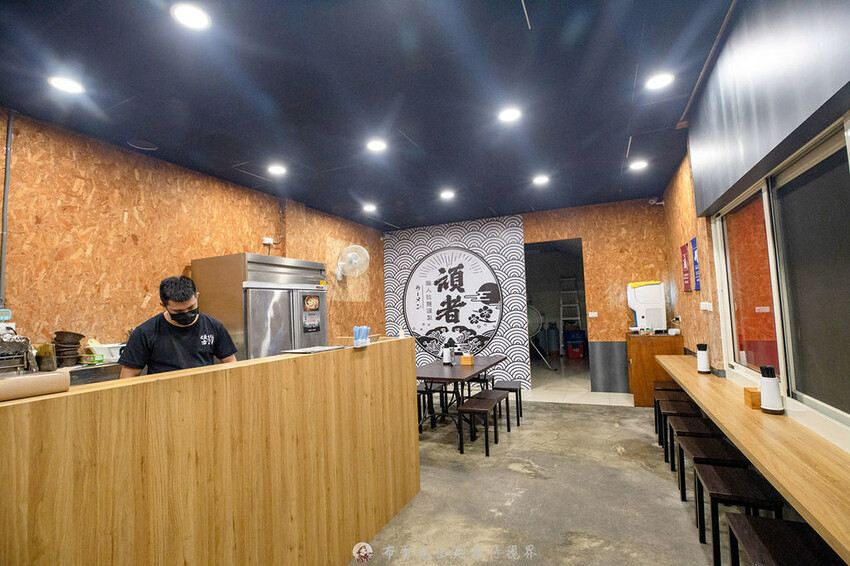 越晚人越多的深夜拉麵店，大推沒在滿滿都是肉的牛小排拉麵，都是現點現炙燒｜布雷克出走旅行視界