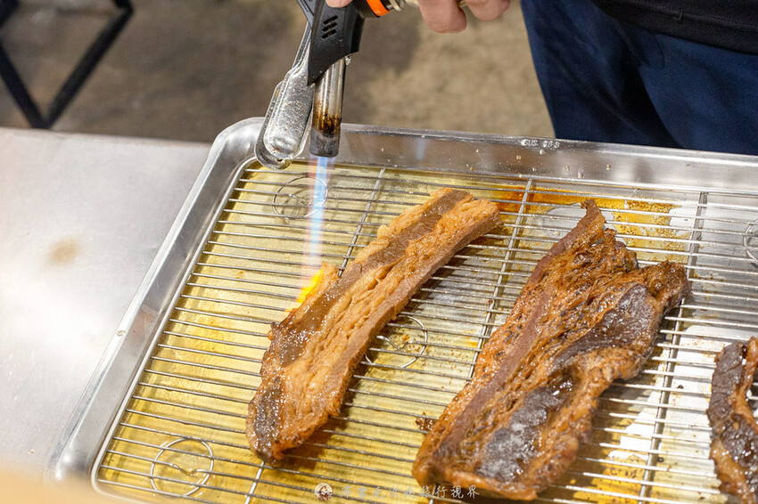 越晚人越多的深夜拉麵店，大推沒在滿滿都是肉的牛小排拉麵，都是現點現炙燒｜布雷克出走旅行視界