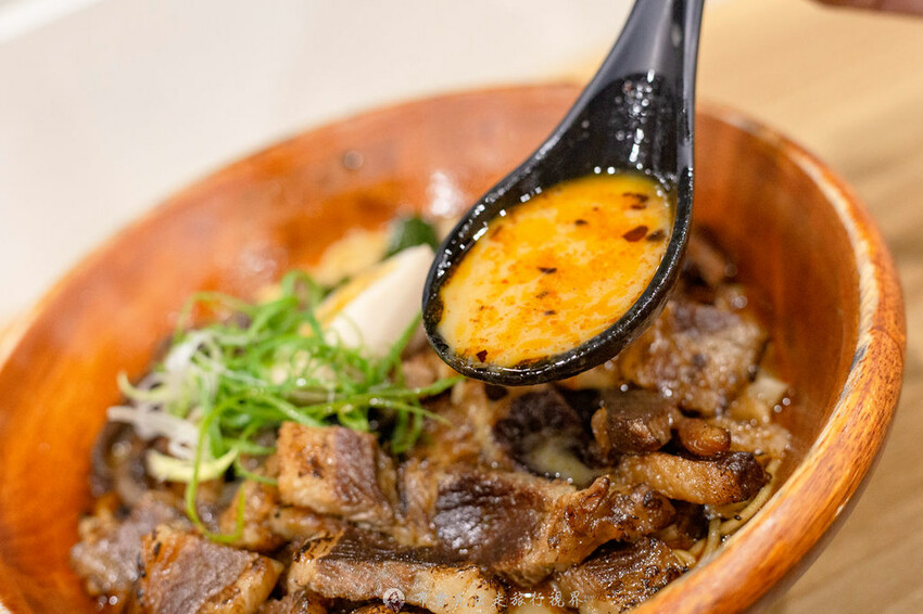 越晚人越多的深夜拉麵店，大推沒在滿滿都是肉的牛小排拉麵，都是現點現炙燒｜布雷克出走旅行視界