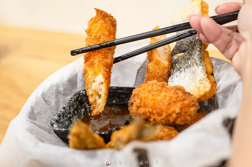 越晚人越多的深夜拉麵店，大推沒在滿滿都是肉的牛小排拉麵，都是現點現炙燒｜布雷克出走旅行視界