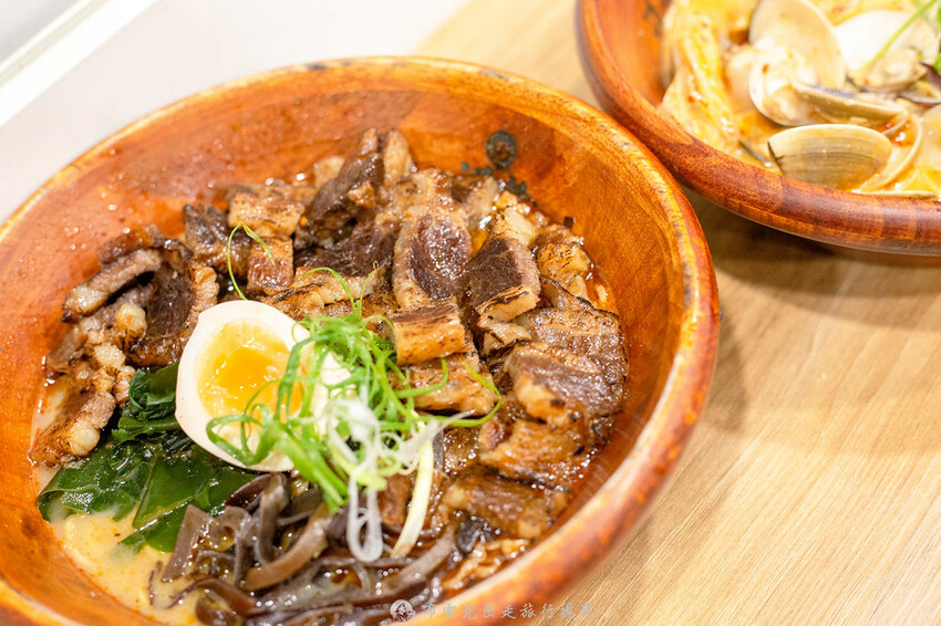 越晚人越多的深夜拉麵店，大推沒在滿滿都是肉的牛小排拉麵，都是現點現炙燒｜布雷克出走旅行視界