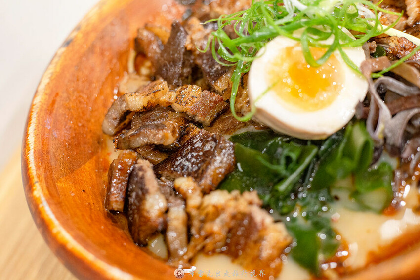 越晚人越多的深夜拉麵店，大推沒在滿滿都是肉的牛小排拉麵，都是現點現炙燒｜布雷克出走旅行視界