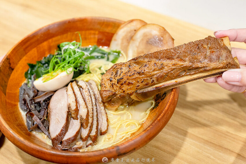 越晚人越多的深夜拉麵店，大推沒在滿滿都是肉的牛小排拉麵，都是現點現炙燒｜布雷克出走旅行視界