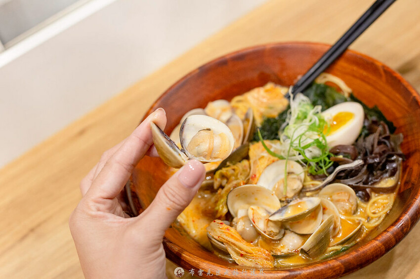 越晚人越多的深夜拉麵店，大推沒在滿滿都是肉的牛小排拉麵，都是現點現炙燒｜布雷克出走旅行視界