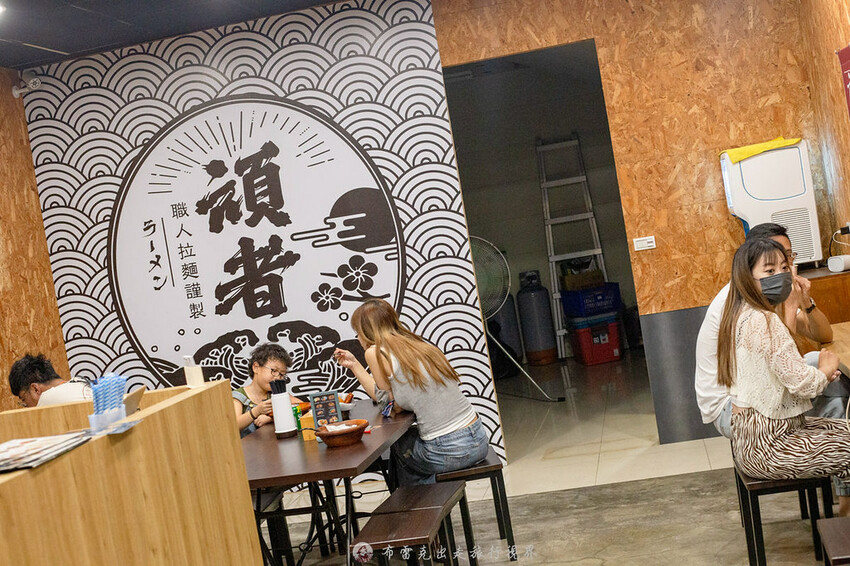 越晚人越多的深夜拉麵店，大推沒在滿滿都是肉的牛小排拉麵，都是現點現炙燒｜布雷克出走旅行視界