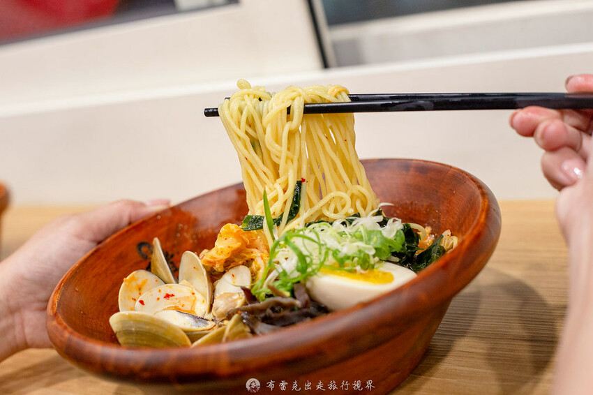 越晚人越多的深夜拉麵店，大推沒在滿滿都是肉的牛小排拉麵，都是現點現炙燒｜布雷克出走旅行視界