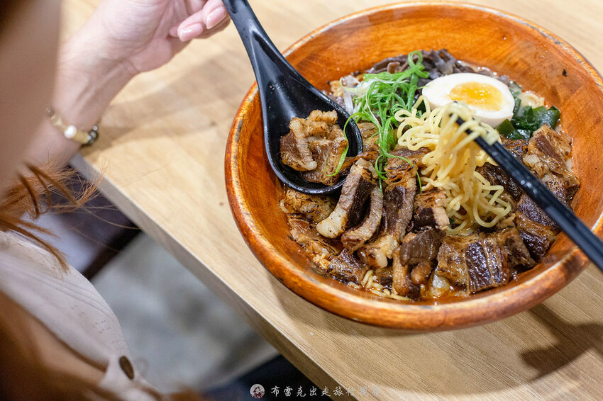 越晚人越多的深夜拉麵店，大推沒在滿滿都是肉的牛小排拉麵，都是現點現炙燒｜布雷克出走旅行視界